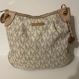 Michael Kors
Shoulder Jet Set Large Convertible Vanilla Cross Body Bag